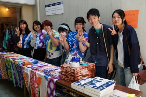 「まり木綿」お店の横で作品を販売するテキスタイルデザインコースの学生たち