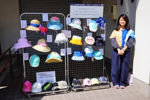 名古屋帽子協同組合のブースでは、学生たちがデザインした帽子を展示
