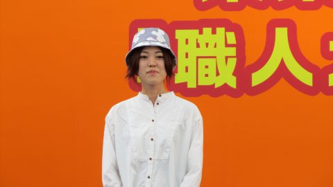 帽子ファッションショーの様子 江塚希美　タイトル：「しゃぼん玉」 技法：ろう染め 