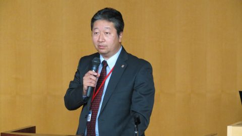 学務部長の山田芳樹が本学のキャリアサポートの内容と奨学金制度について説明しました。