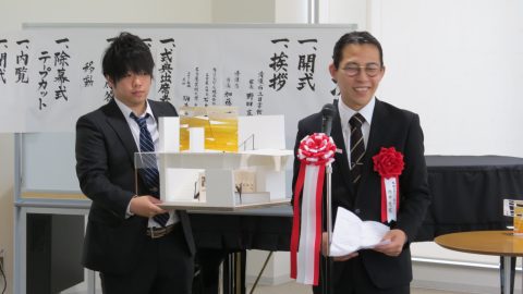 模型を見せながらデザインのコンセプトなどを説明する本学デザイン学部卒業生の内田克憲さん（右）と加藤友浩さん