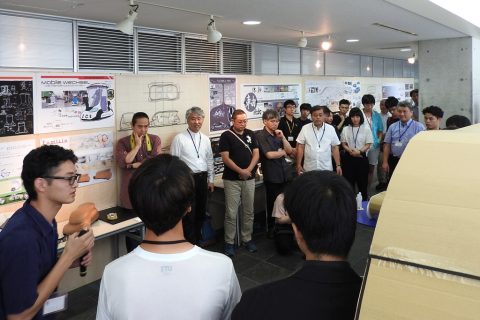 プレゼンテーションは１グループ２０分程。木村氏をはじめ講師、参加者全員にグループの考えを伝える