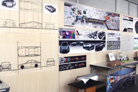 Ｘ棟ギャラリーには、カーデザインコース１年間の成果として学生たちが制作したスケッチやモックアップも展示