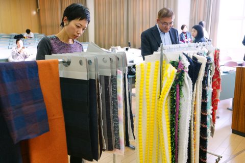 会場には、「NUA textile lab」で学生がデザイン、尾州で制作された生地のサンプルを展示