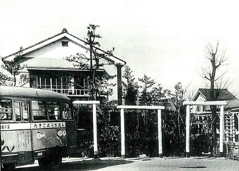 滝子幼稚園園舎と園バス