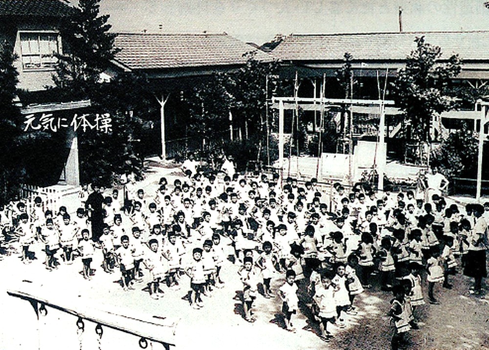 園庭で体操